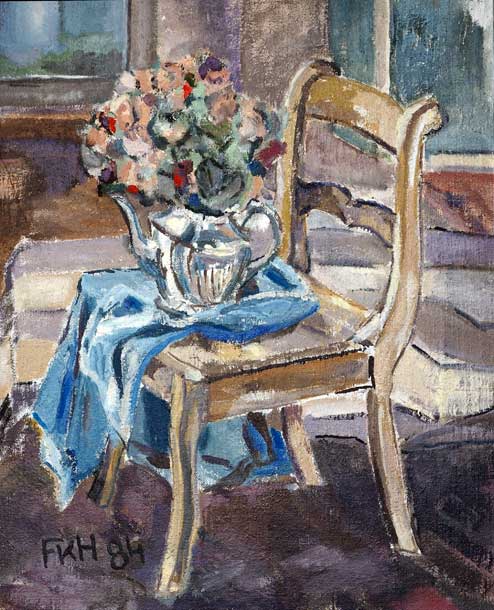 Stuhl mit Silberkanne